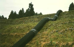 曲がる配管がエルボなどの部材削減、及び敷設工事費用を削減